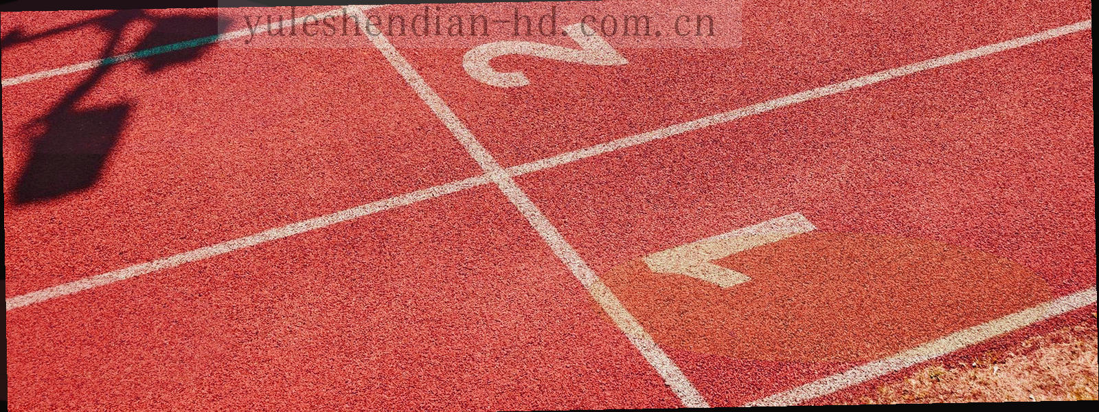 抽象光线与对话框图形构成的客服沟通示意图，无真人出镜
